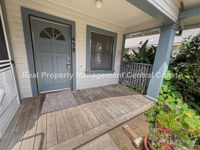 Building Photo - AVAILABLE NOW - Downtown Home With Bonus R...