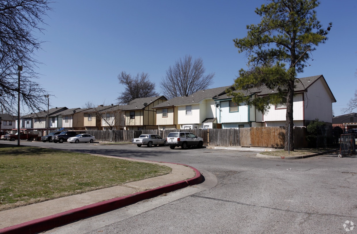 Primary Photo - Oakwood Townhomes