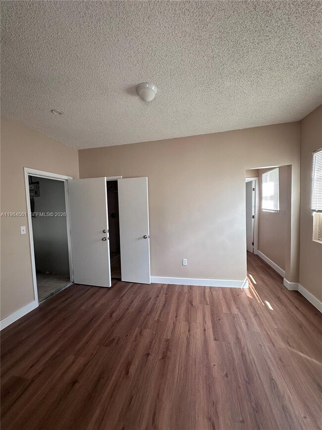 Foto del edificio - 295 NE 55th St