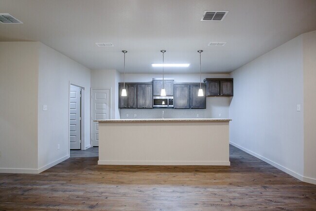 Foto del edificio - Beautiful Like-New Townhome Located South of Town Near Cooper Elementary