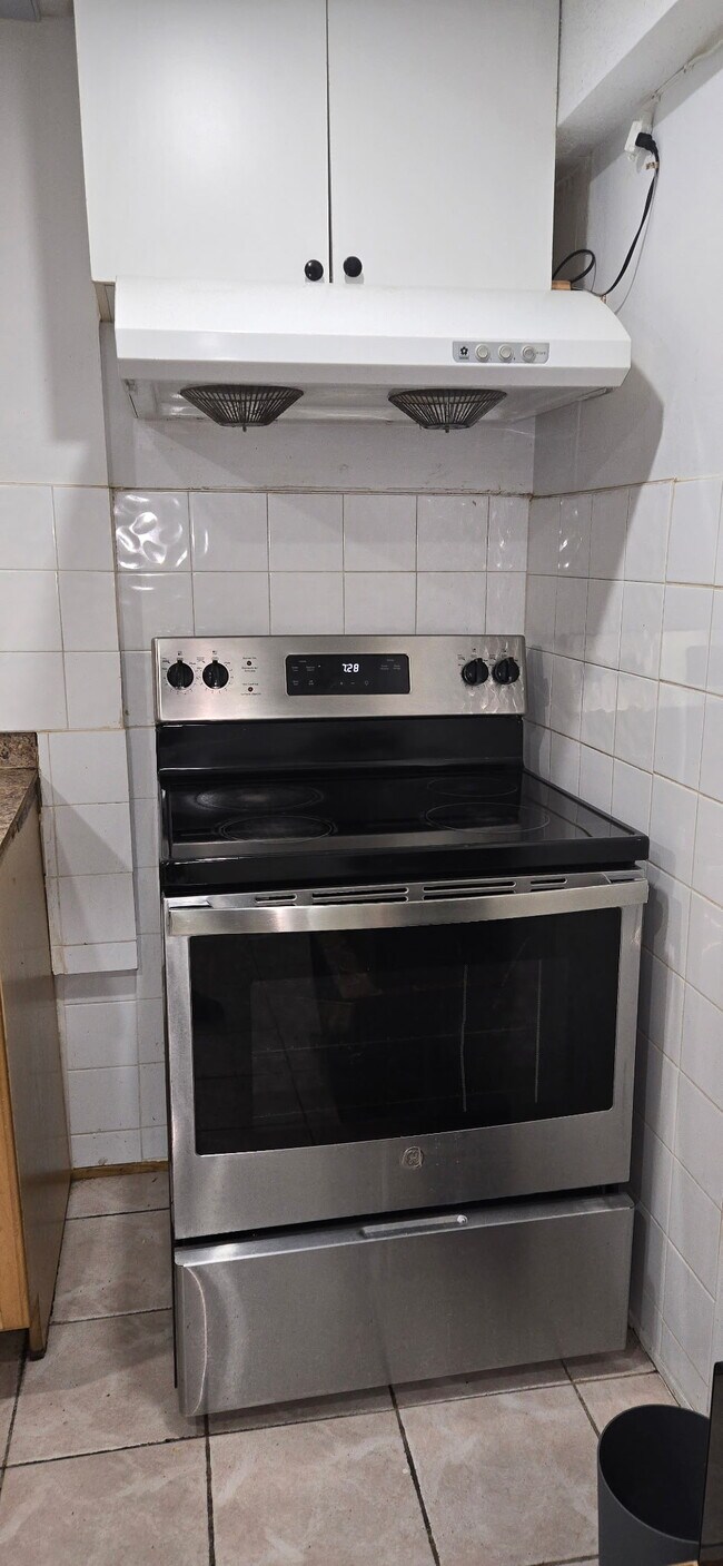 Building Photo - 415 Wendron Cres