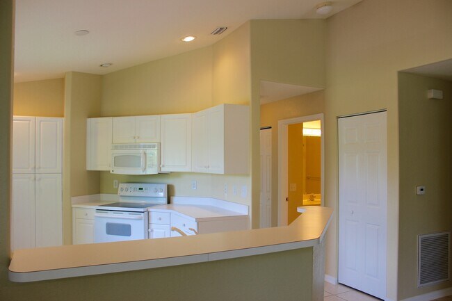 Foto del edificio - ANNUAL RENTAL - 3 BED / 2 BATH W/DETACHED ...