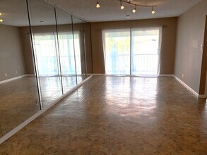 Building Photo - 120 Cypress Club Dr
