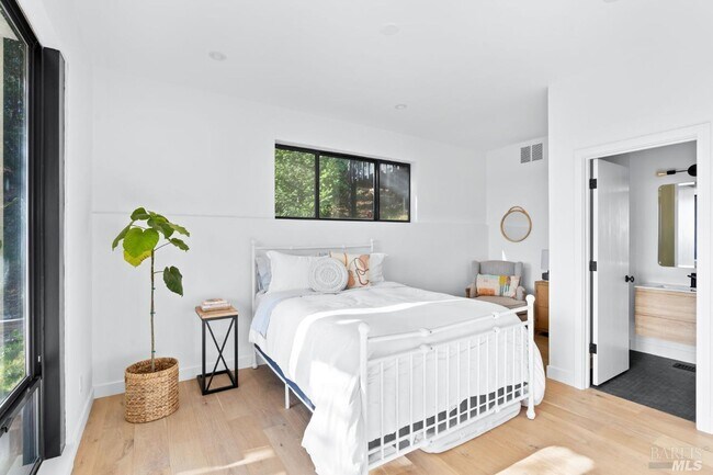 Foto del edificio - 1325 Crestmont Dr