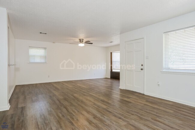 Foto del edificio - Charming Sherwood 3 BR Home with Fireplace & Big Yard