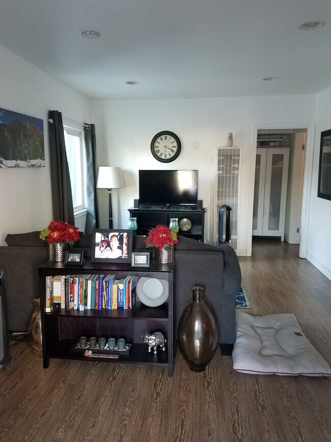 Building Photo - 2805 Duray Pl