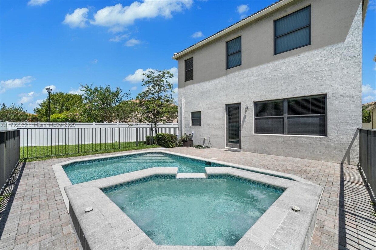 Foto principal - 830 NE 191st St