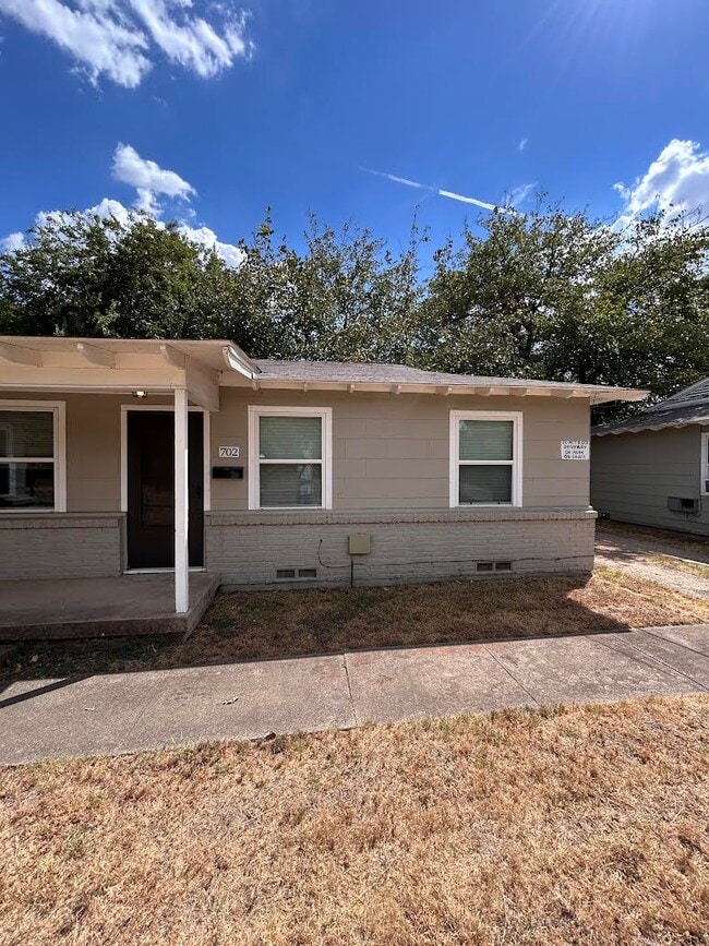 Building Photo - 702 Sunny Ln