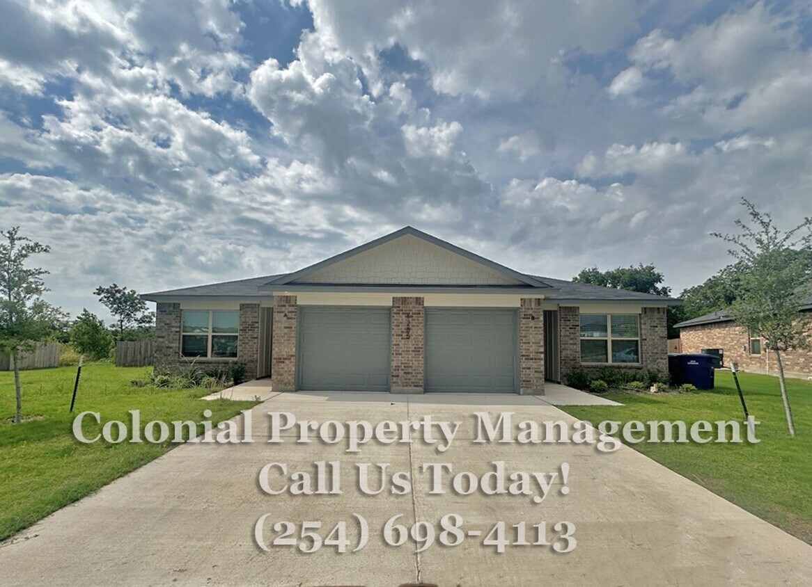 Foto principal - Beautiful 3 Bedroom 2 Bath Duplex availabl...