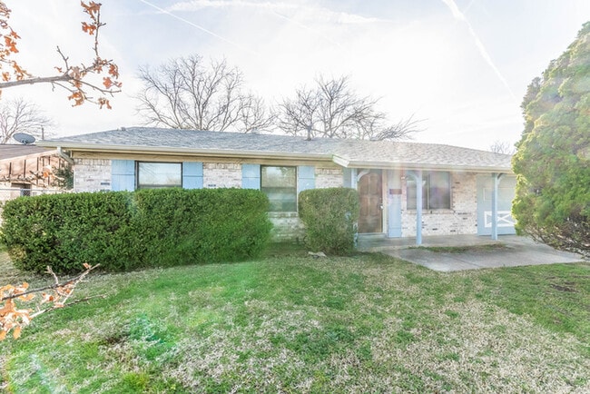 Building Photo - 2116 Crockett Dr
