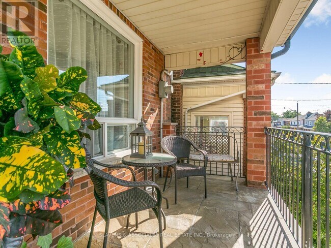 Photo du bâtiment - MAIN AND 2ND FLOOR - 213B BLACKTHORNE AVENUE