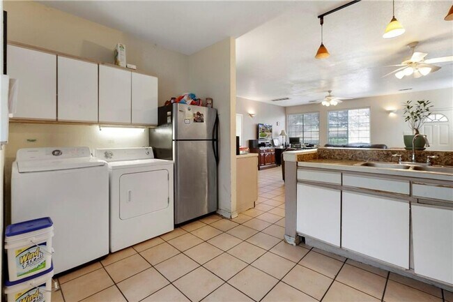 Foto del edificio - Duplex 11 Bedrooms 6 Baths Available August 2025