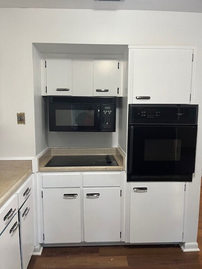 Building Photo - 3 bedroom 2 bathroom newly renovated!