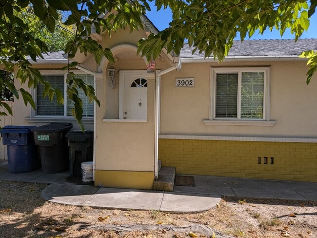 Building Photo - 3902 Elkhorn Blvd