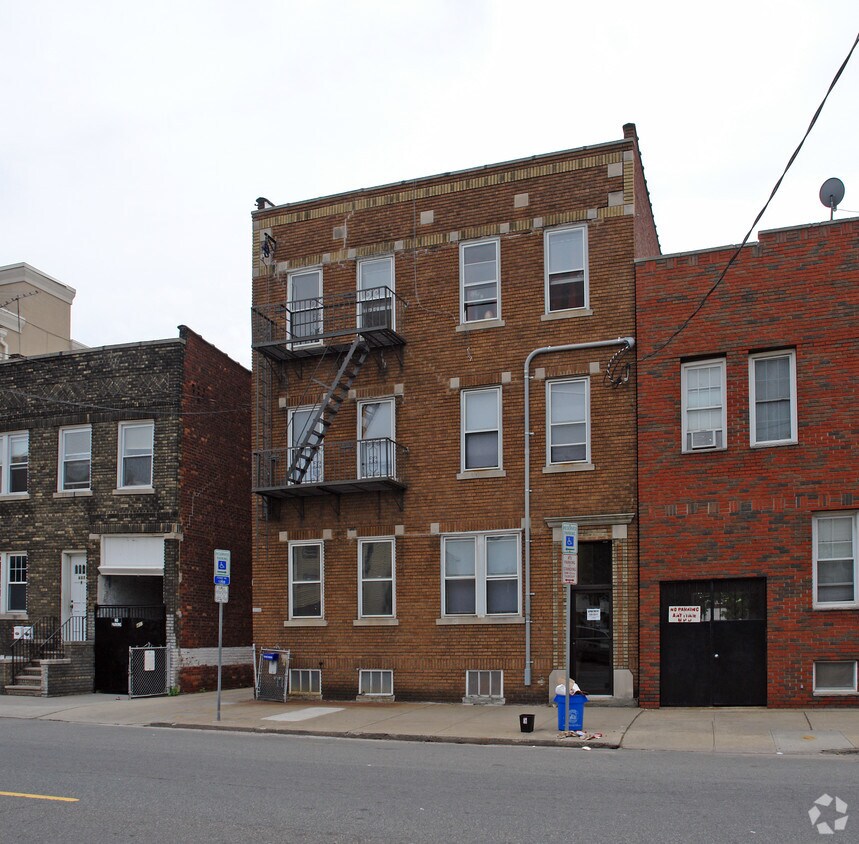 Building Photo - 405 Chestnut St