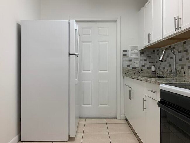 Foto del edificio - 850 E Commercial Blvd