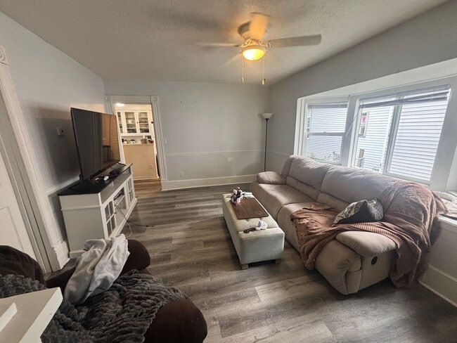 Building Photo - 3 Bedroom Lower Unit Duplex