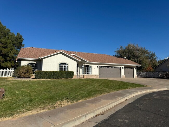 Foto del edificio - BLOOMINGTON PROPERTY - RV PARKING, POOL, N...