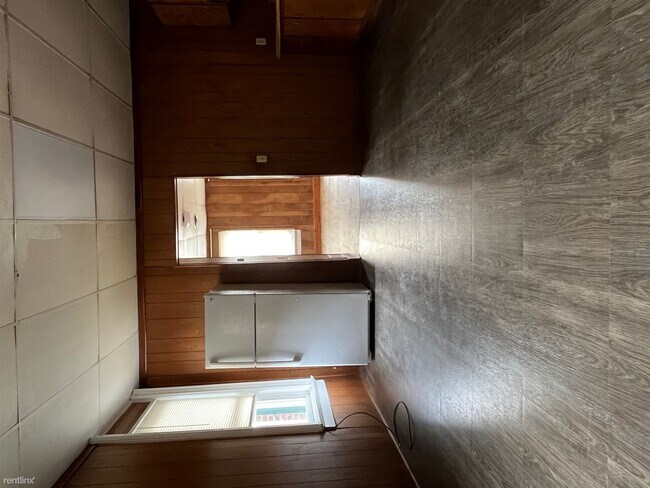 Building Photo - 1 br, 1 bath Triplex - 106 E Main St Apt A