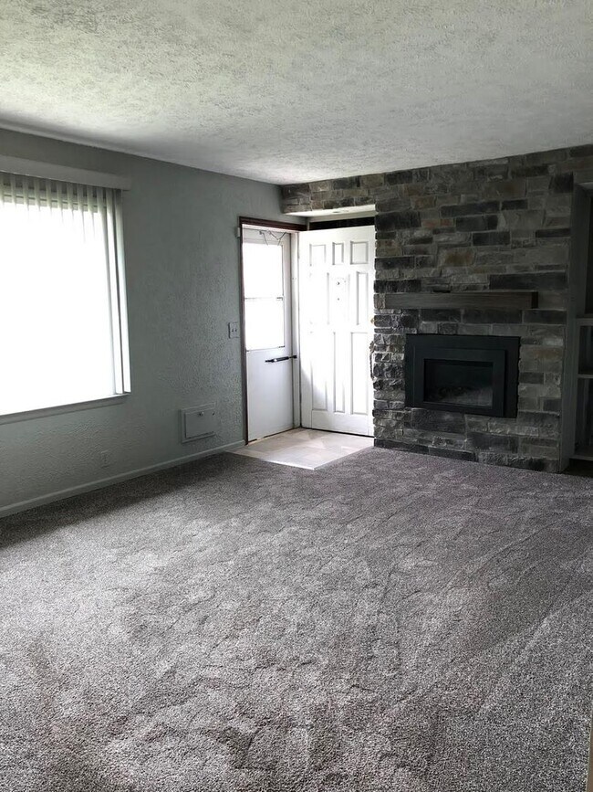 Building Photo - Spacious 3 bed 2 bath house with Mother-in...