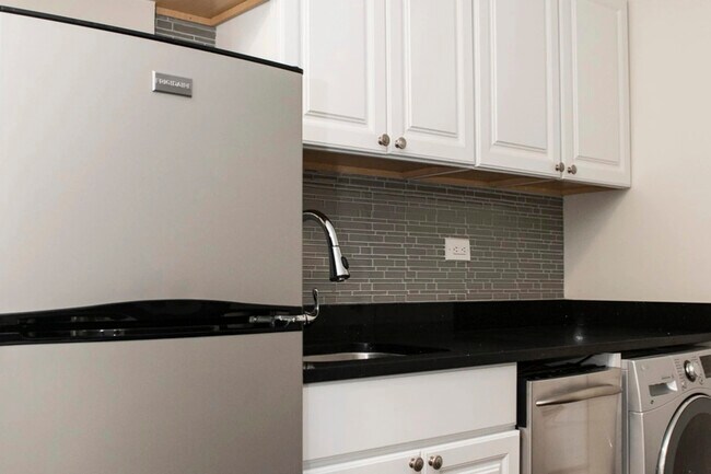 Foto del edificio - 3829 N Greenview Ave