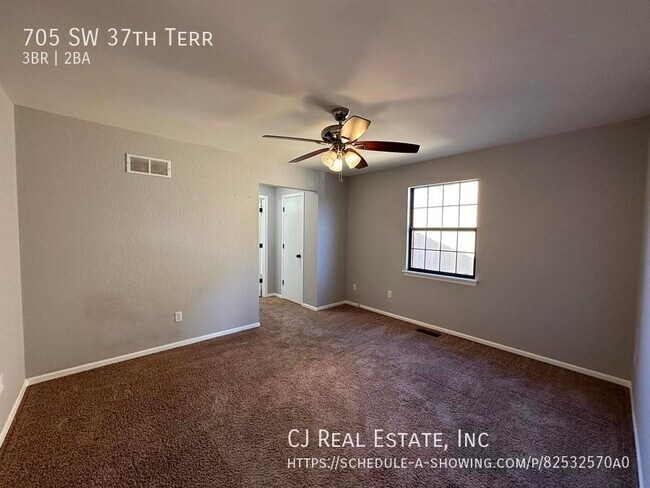 Building Photo - 705 SW 37th St Terrace