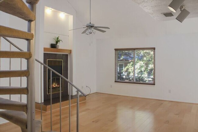 Foto del edificio - Stylish 4-Bedroom/2-Full Newly Renovated B...