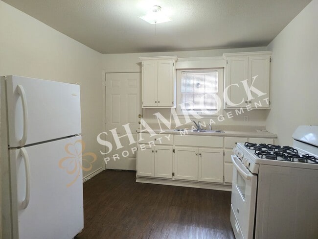 Building Photo - Central Waco Charm