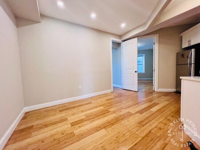 Foto del edificio - Renovated 3BR/1BTH - Ocean Hill Steps from...