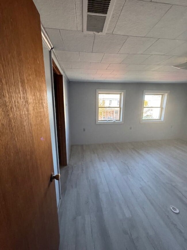 Building Photo - 3 Bedroom