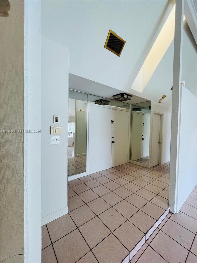 Foto del edificio - 925 NE 207th Terrace