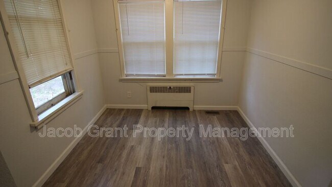 Building Photo - 1110 E Lewis St