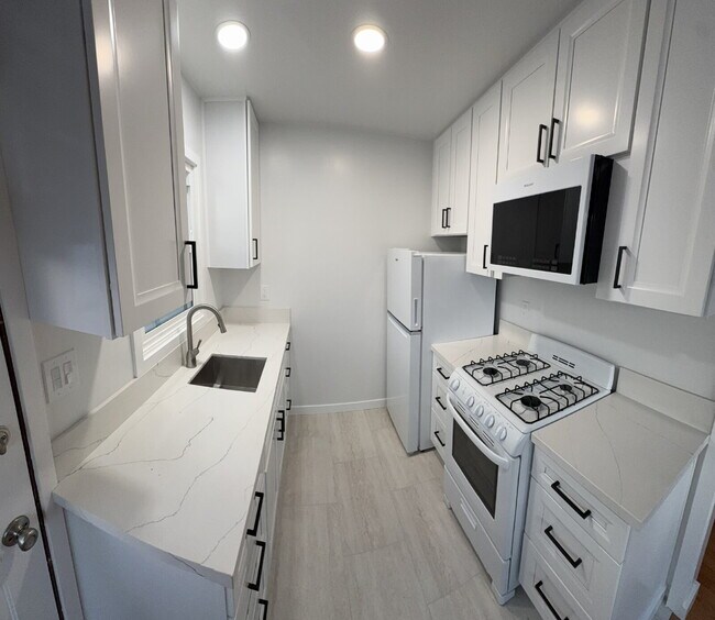 Foto del edificio - !!! OPEN HOUSE !!! - Wednesday July 1st - 4:00pm to 7:00pm