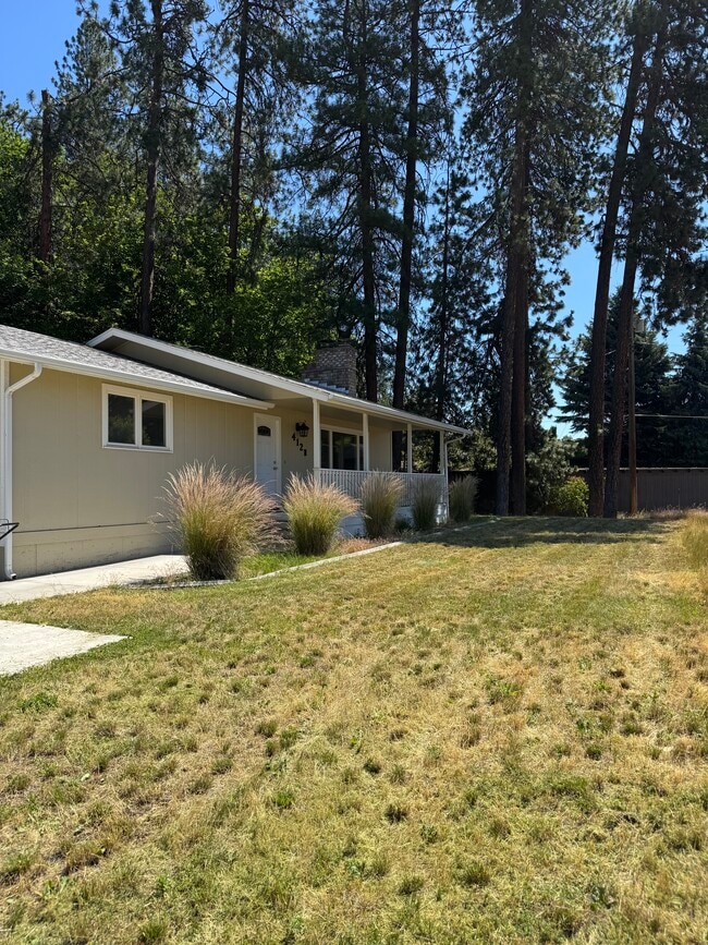 Building Photo - 412 N Lilac Ln