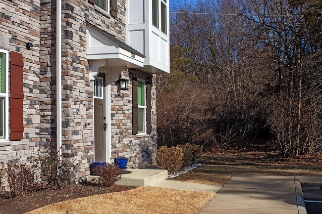 Foto del edificio - Move-In Ready End-Unit Townhome in Forest Lakes North