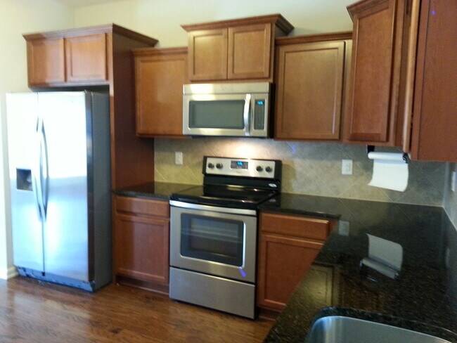 Building Photo - 3 Bedroom Townhome Available For Rent!