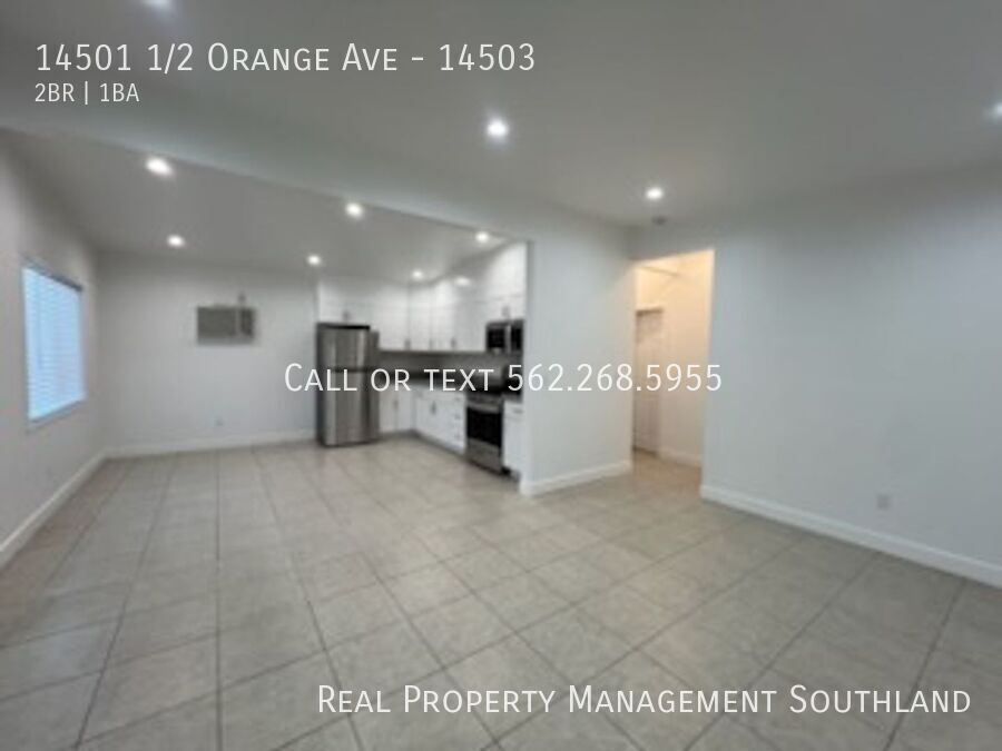 Foto principal - 2 Bed/ 1 Bath Apartment in Paramount For R...