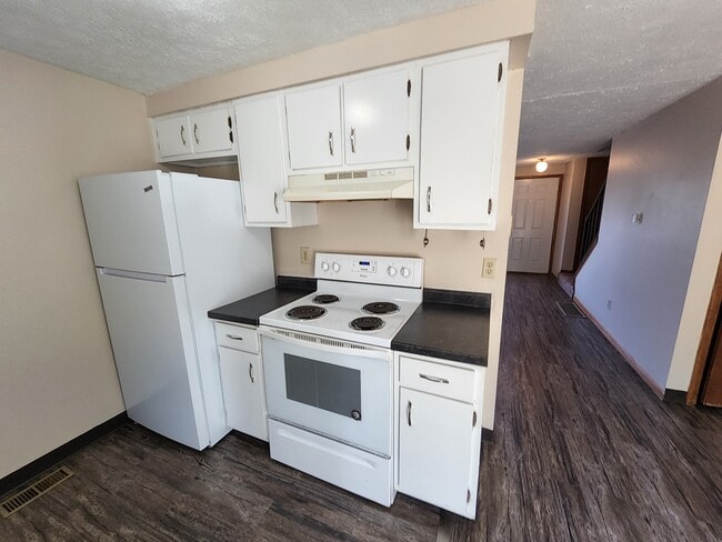 Building Photo - 1662 Colonial Dr