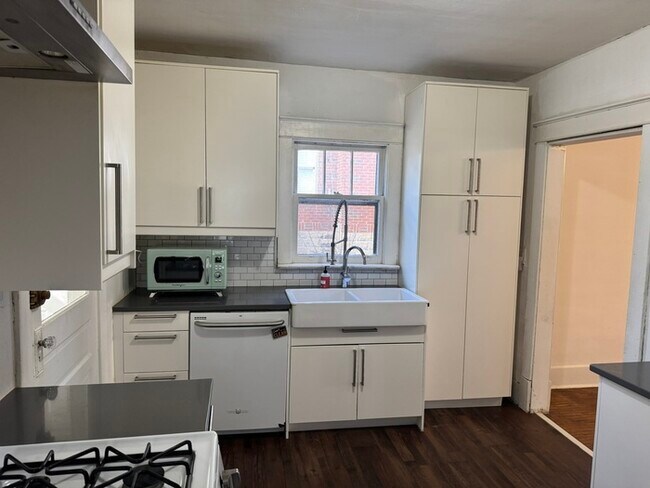 Foto del edificio - 219 Chapel Ave