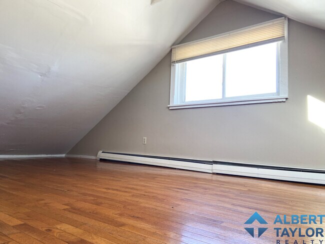 Building Photo - 8 Sunset St