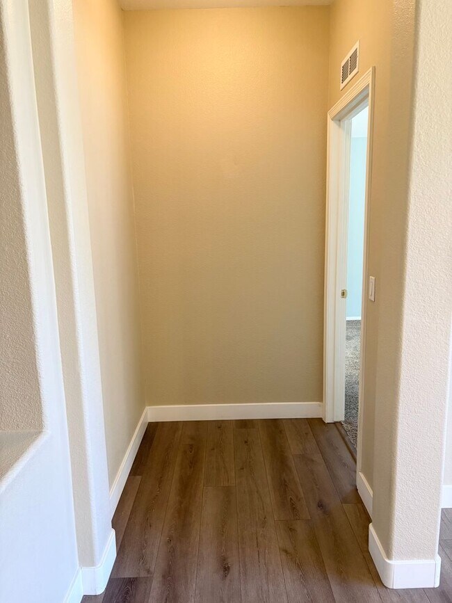 Foto del edificio - **BEAUTIFUL & SPACIOUS 3 BEDROOM/2 BATHROO...