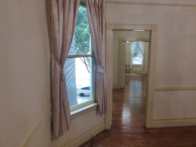 Building Photo - 4 bedroom in San Francisco CA 94110