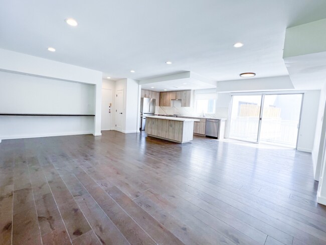 Building Photo - 8430 De Longpre Ave