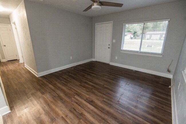 Foto del edificio - 3196 N Ridge Rd