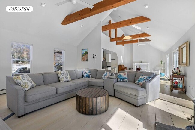 Building Photo - 4 Winterberry Ln