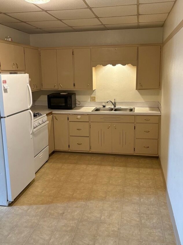 Foto principal - 124 1/2 N Cedar Ave