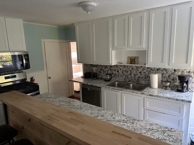 Foto del edificio - 384 Parker Farm Rd