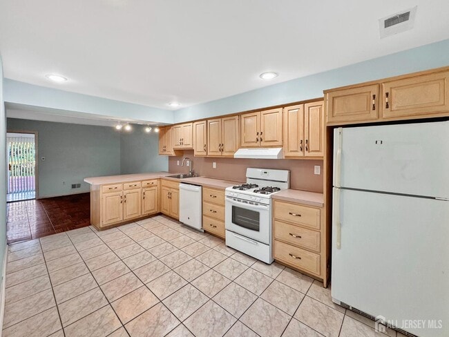 Building Photo - 11 Crandall Dr