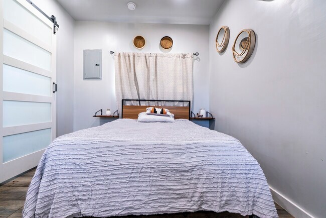 Double full bed sleeps up to 2 people; blackout curtains - 6403 Arlington Ave