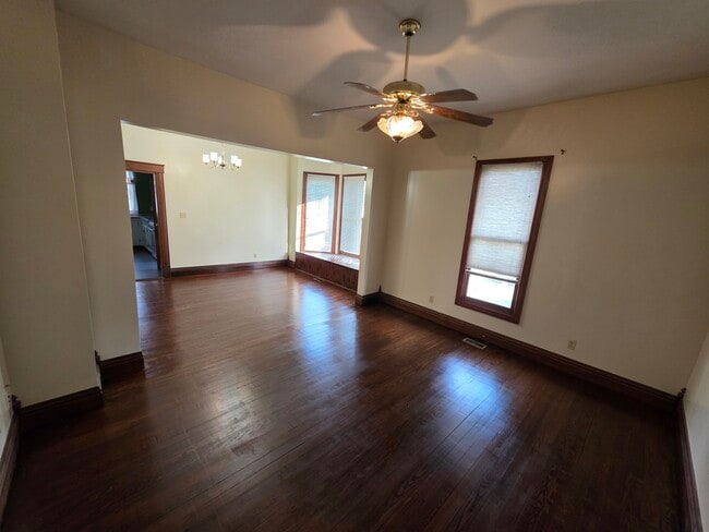 Building Photo - Beautiful 2 bed, 1 bath - HOUSE FOR RENT